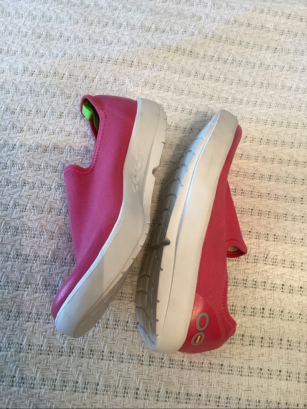 OOFOS oomega eezee low canvas slip-on Neon Berry size 9 - Picture 5 of 7